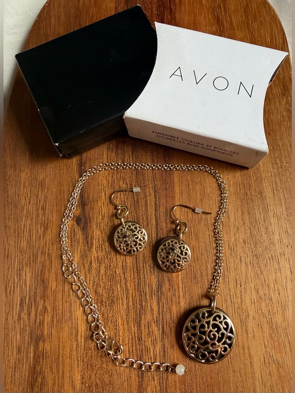 Avon Gold Filigree Circle Pendant Wooden Necklace with Matching Earrings